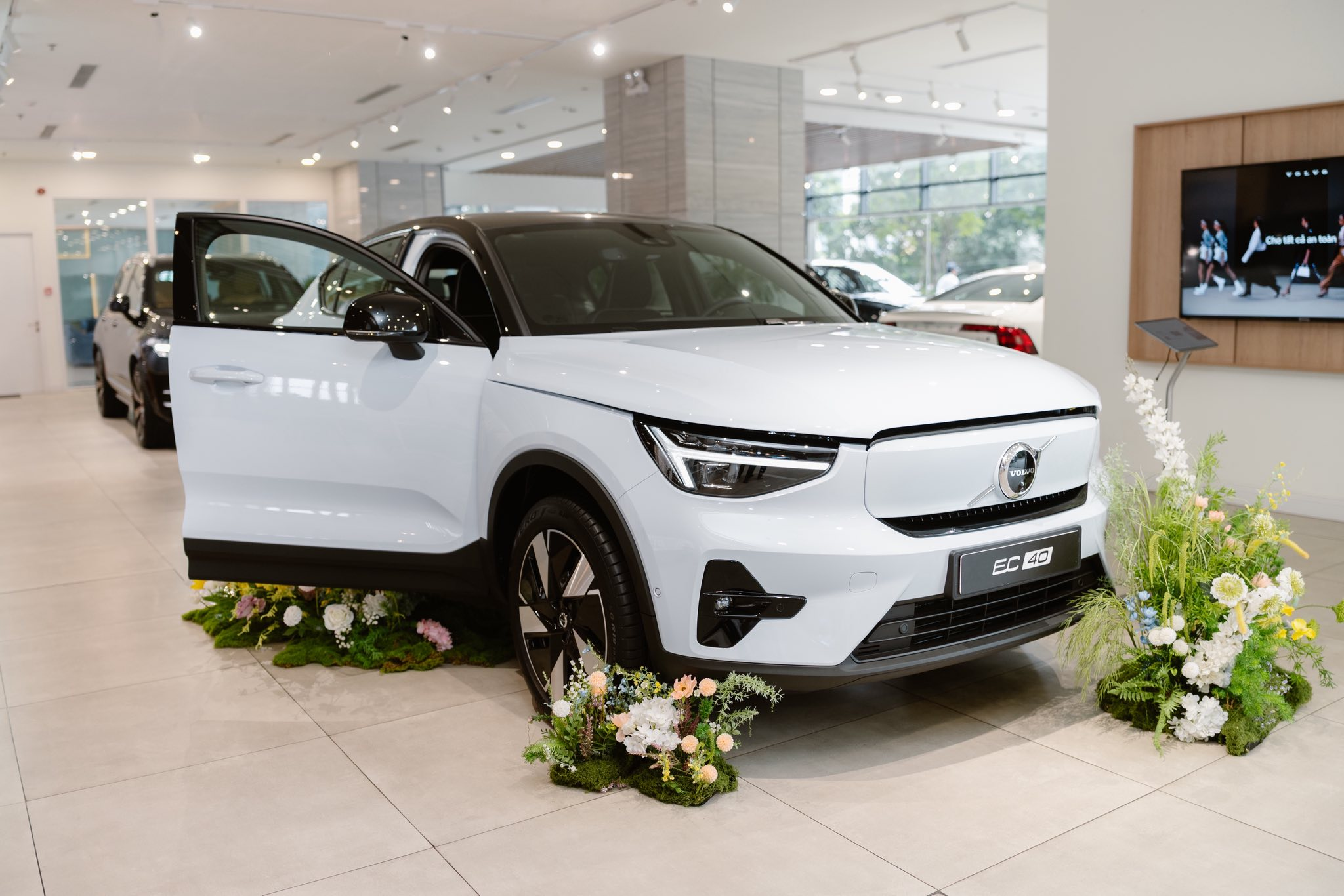 Volvo EC40 : Đầu xe